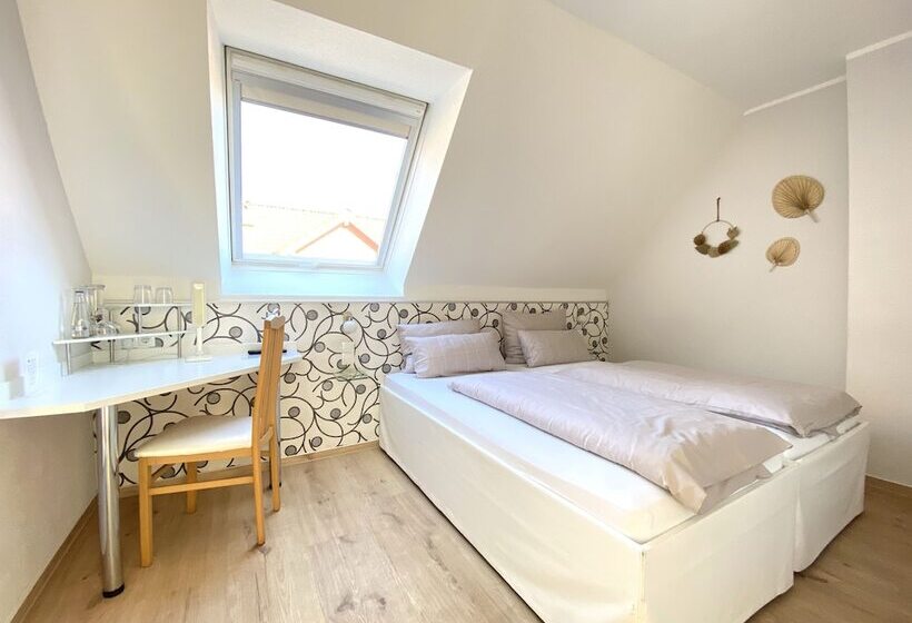 이코노미 룸, Zur Bever