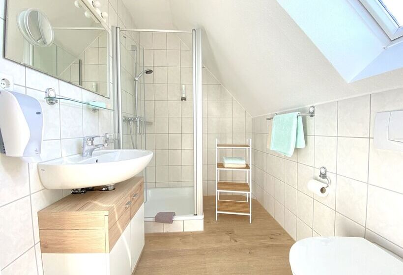 이코노미 룸, Zur Bever