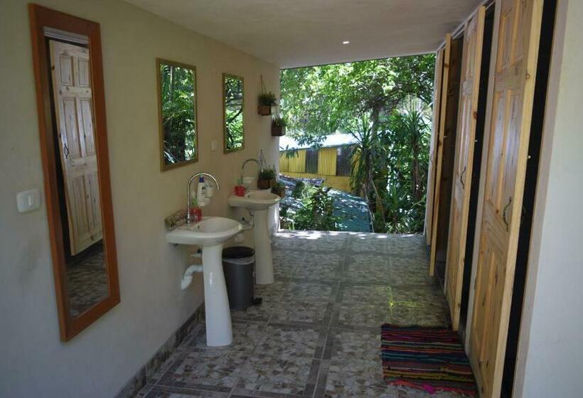 浴室共有のエコノミールーム, Pura Vida Mini Hostel Santa Teresa