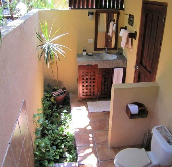 بانگلوی استاندارد, Funky Monkey Lodge