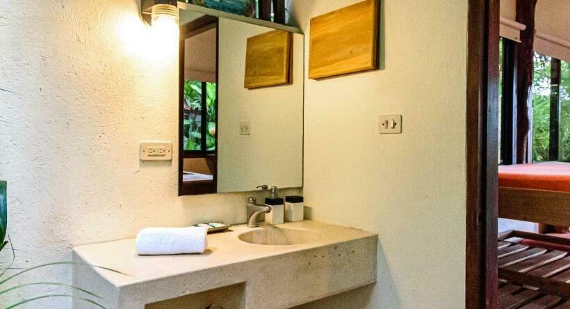 بانگلوی استاندارد, Funky Monkey Lodge