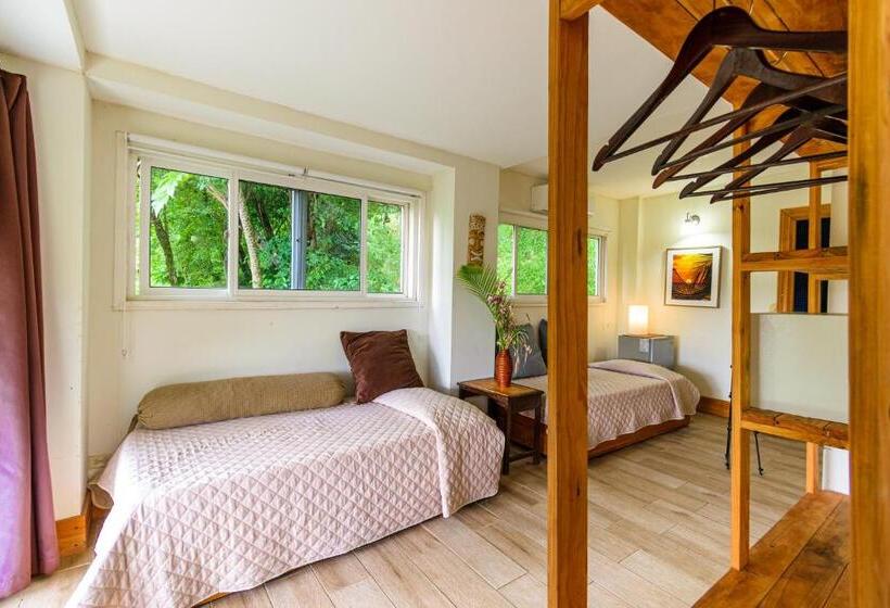 اتاق خانوادگی با چشمانداز دریا, Funky Monkey Lodge