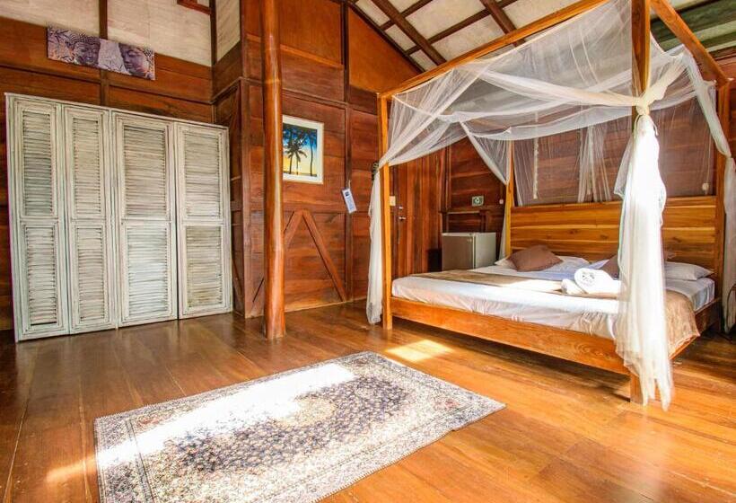 سوئیت با بالکن, Funky Monkey Lodge