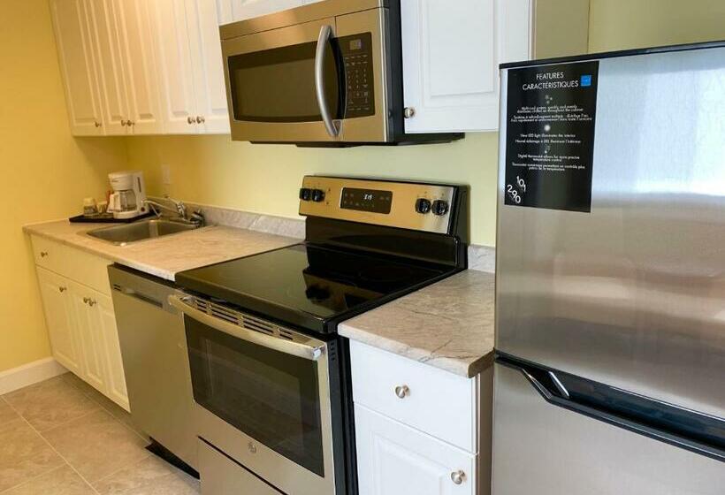 סטודיו סופריור, 7 West Motel