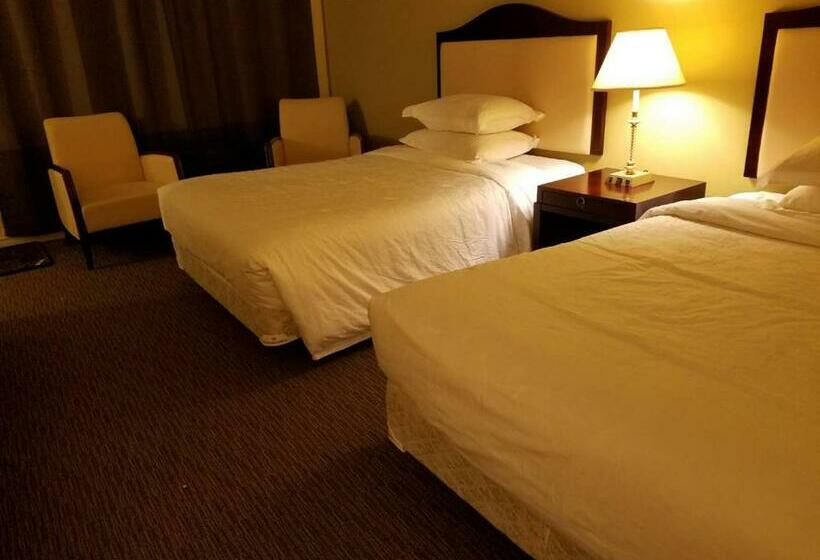 חדר משפחתי, 7 West Motel