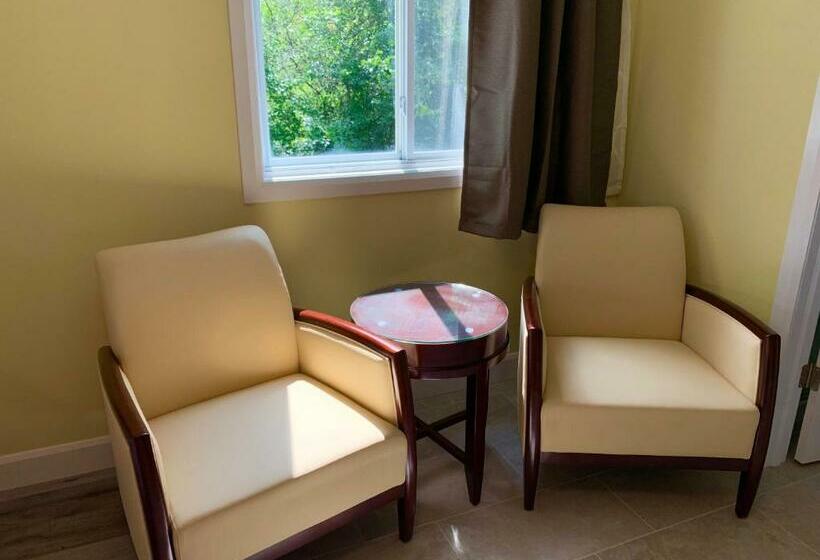 סטודיו סופריור, 7 West Motel