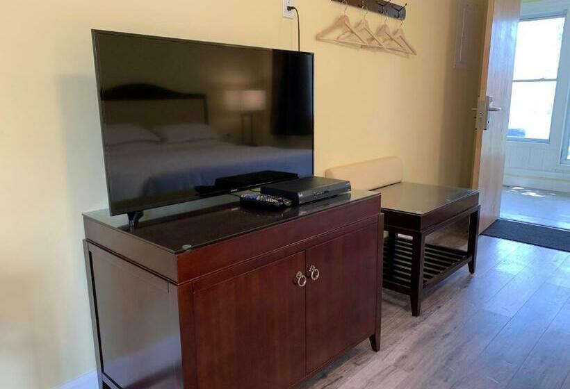 סטודיו סופריור, 7 West Motel