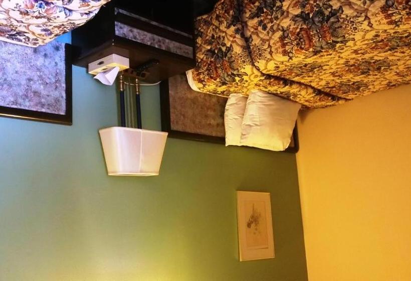 带2个双人床的标准工作室, A Voyageur S Guest House