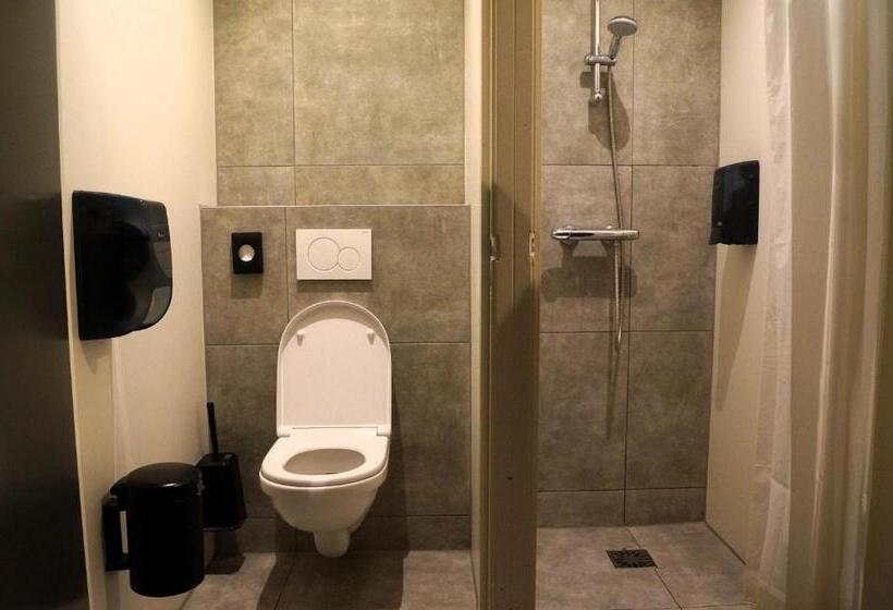 Bed in Shared Room with Shared Bathroom, Herberg, Het Wapen Van Tilburg