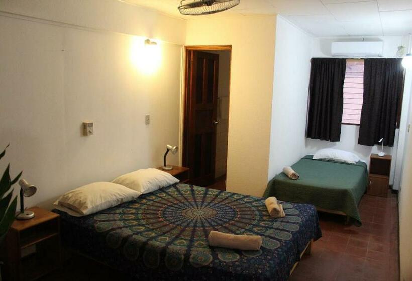 غرفة قياسية ثلاثية, Hostel Tajalín