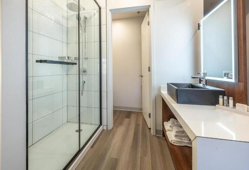 اتاق لوکس با تخت بزرگ, Manoir Vieuxquebec