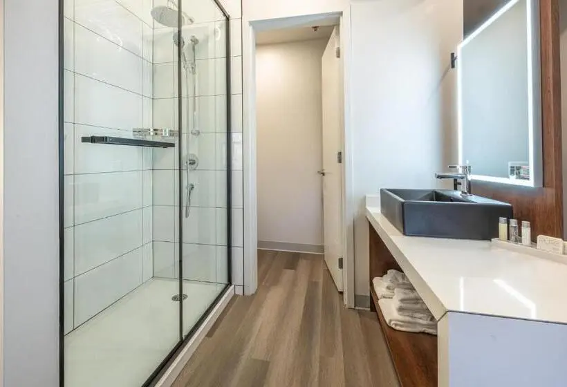 اتاق لوکس با تخت بزرگ, Manoir Vieuxquebec
