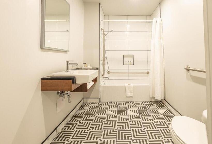 اتاق پریمیوم چهارنفره, Manoir Vieuxquebec