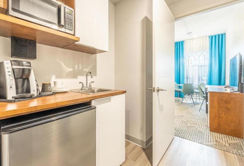 اتاق پریمیوم چهارنفره, Manoir Vieuxquebec