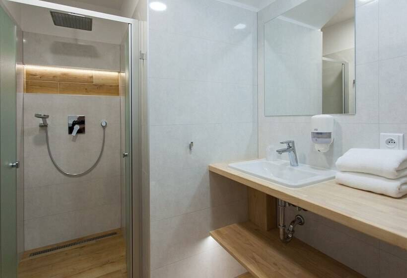 اتاق سوپریور سه تخته, Resort Restaurant Stilec