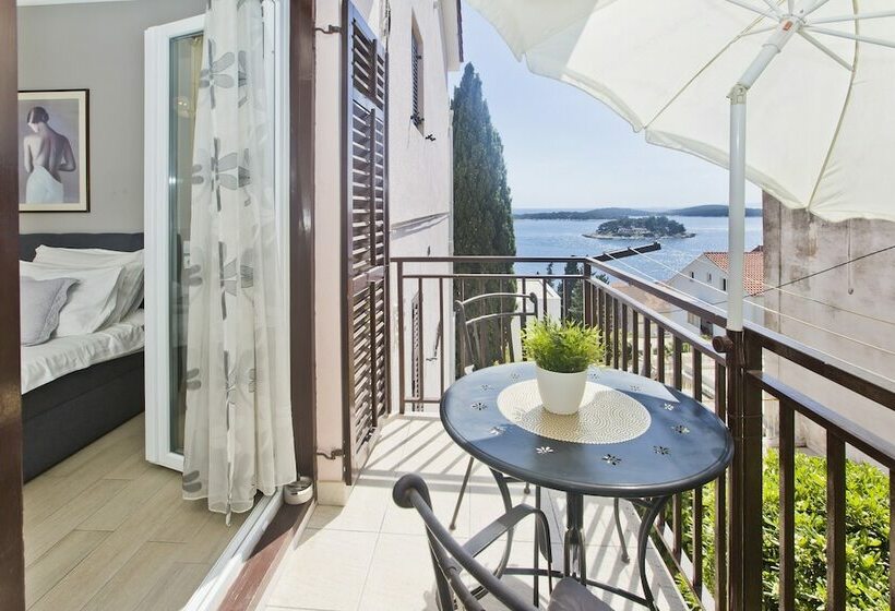 استودیو استاندارد با چشم‌انداز دریا و بالکن, Villa Milton Hvar