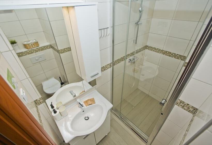 استودیو استاندارد با چشم‌انداز دریا و بالکن, Villa Milton Hvar