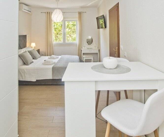 استودیوی استاندارد با چشم‌انداز دریا, Villa Milton Hvar