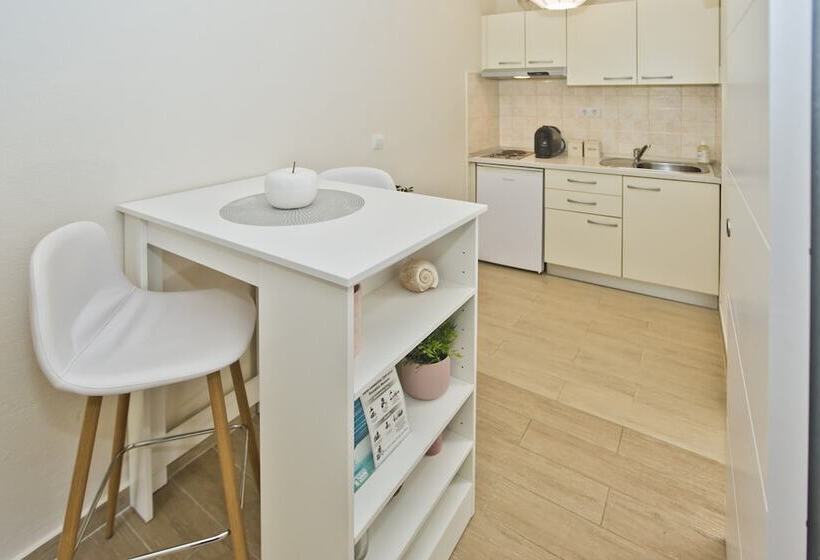 استودیوی استاندارد با چشم‌انداز دریا, Villa Milton Hvar