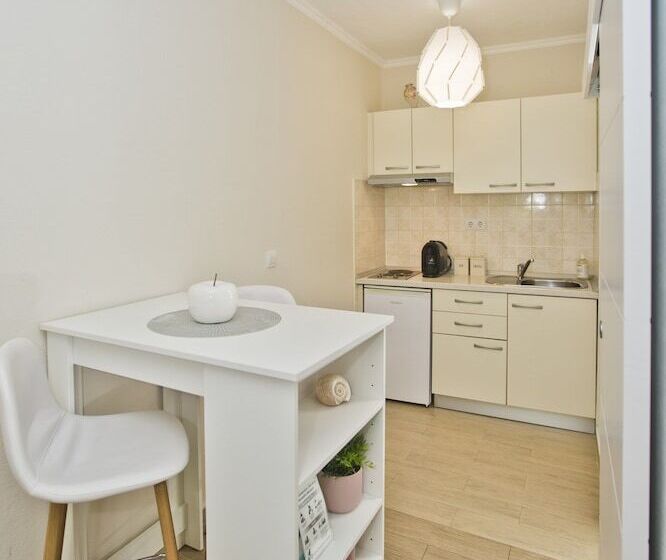 استودیوی استاندارد با چشم‌انداز دریا, Villa Milton Hvar