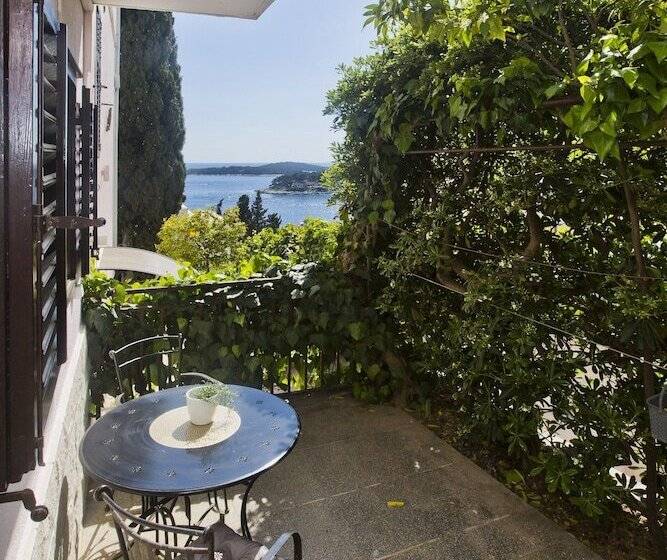 استودیوی استاندارد با چشم‌انداز دریا, Villa Milton Hvar