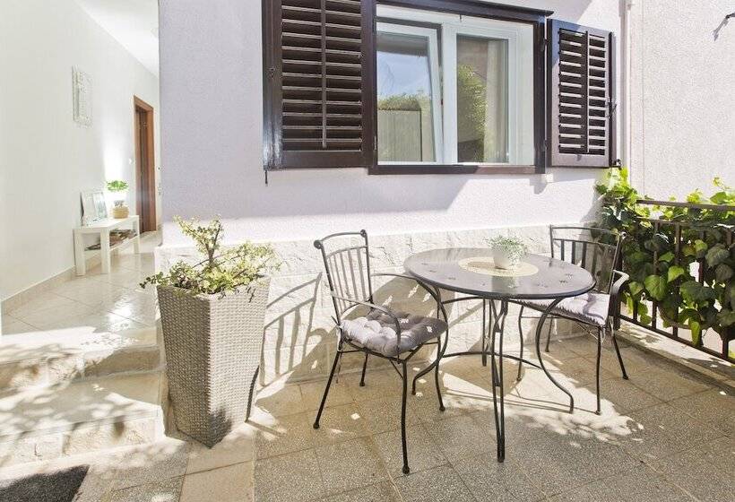 استودیوی استاندارد با چشم‌انداز دریا, Villa Milton Hvar