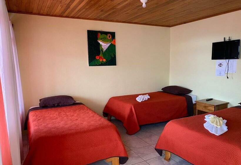 חדר סטנדרט לשלושה עם מרפסת, La Puesta Del Sol B&b