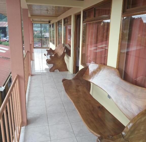 Economy Quadruple Room, La Puesta Del Sol B&b