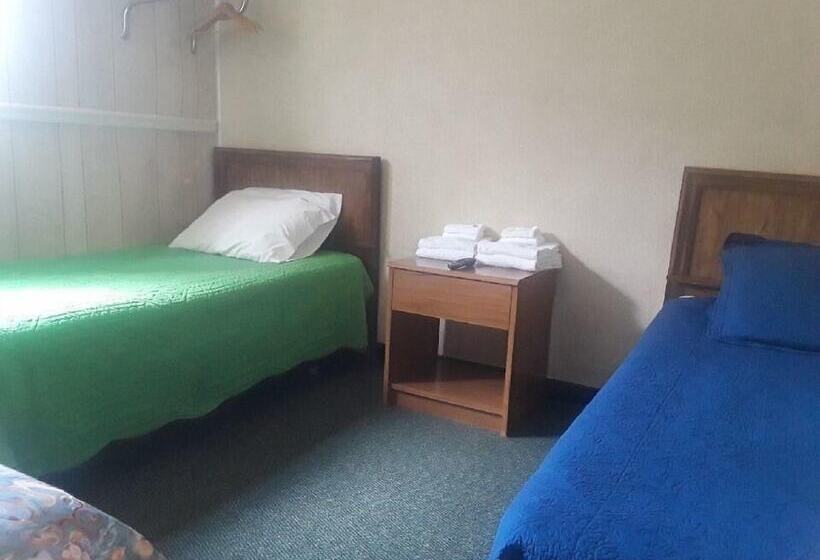 패밀리 룸, Maples Motel