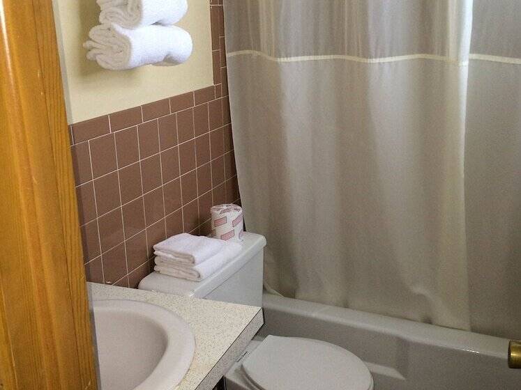 패밀리 룸, Maples Motel