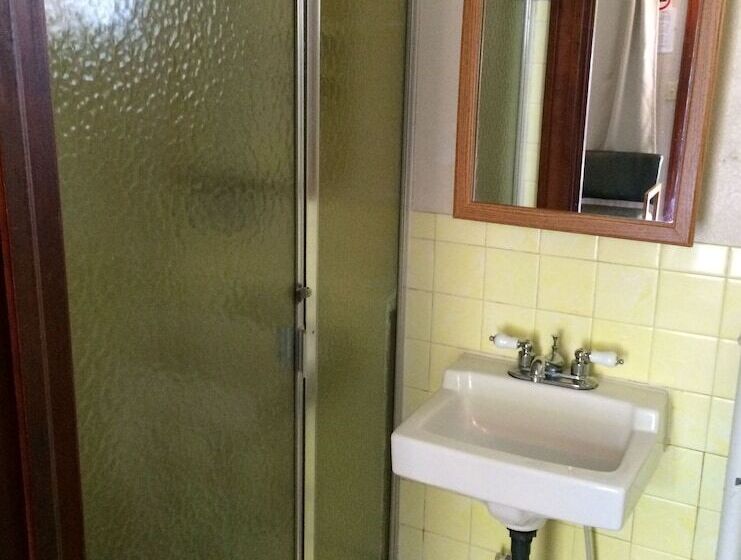 패밀리 룸, Maples Motel