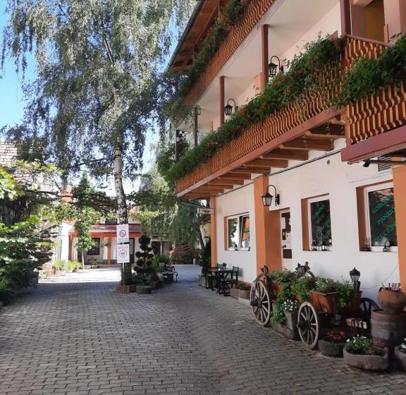 اتاق استاندارد سه نفره, Korona Panzió