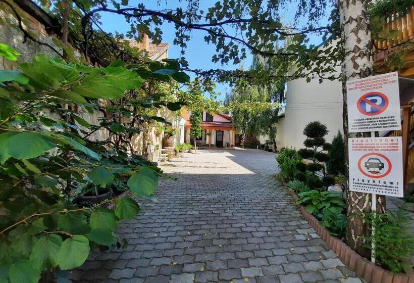 اتاق استاندارد سه نفره, Korona Panzió