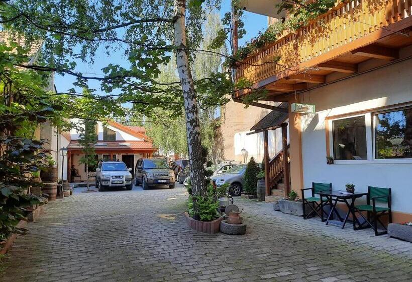 اتاق استاندارد سه نفره, Korona Panzió