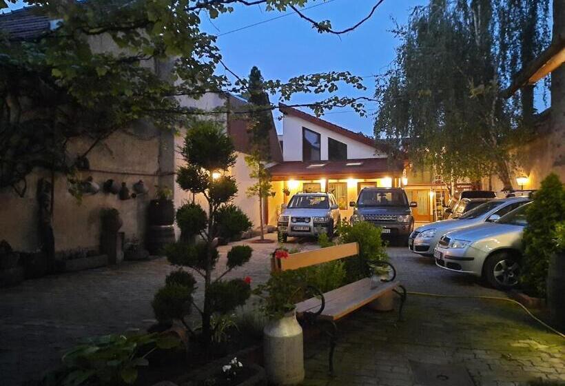 اتاق استاندارد سه نفره, Korona Panzió