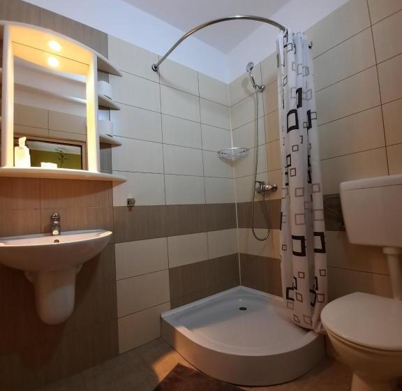 اتاق استاندارد سه نفره, Korona Panzió