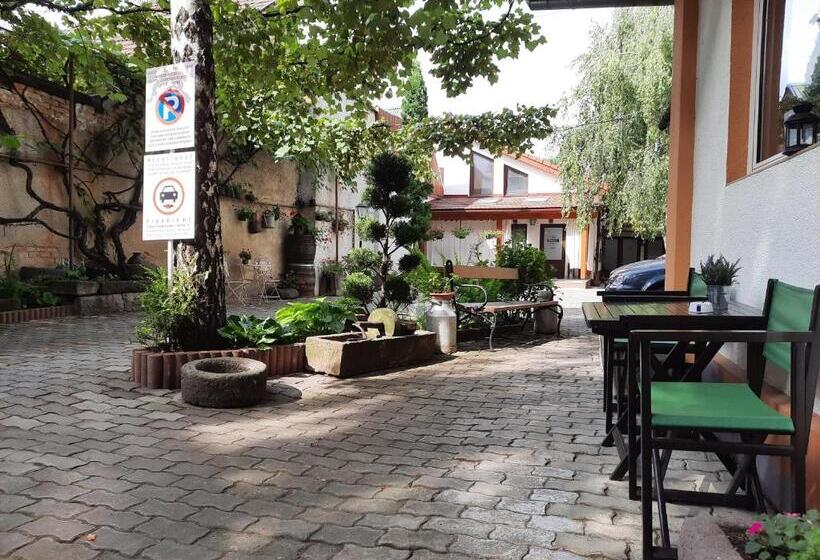 سوئیت 2 خوابه, Korona Panzió