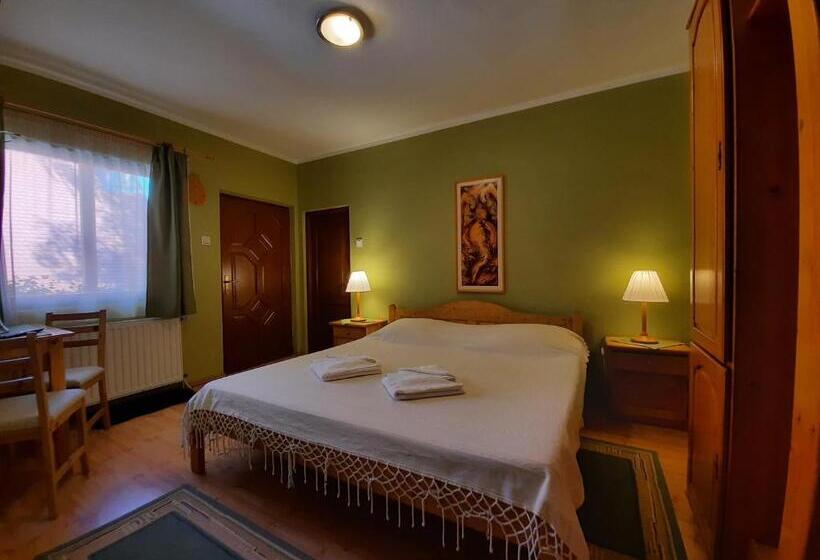 اتاق استاندارد سه نفره, Korona Panzió