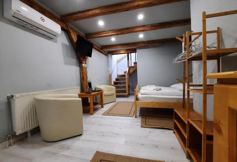 سوئیت 2 خوابه, Korona Panzió