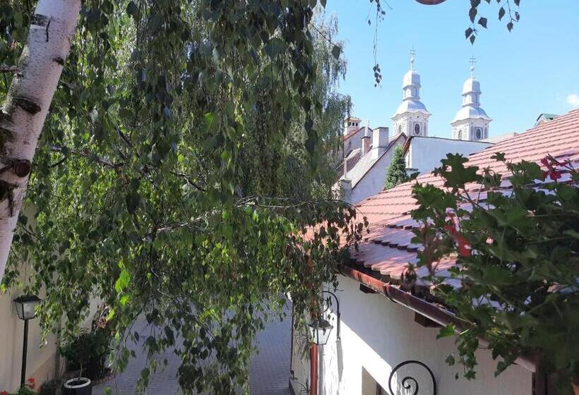 استودیوی لوکس, Korona Panzió