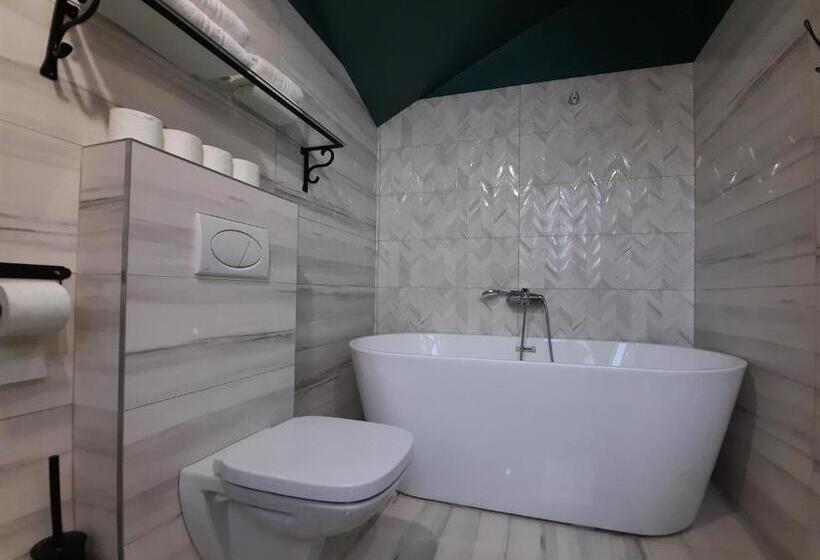 استودیوی لوکس, Korona Panzió