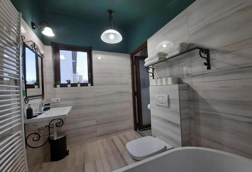 استودیوی لوکس, Korona Panzió