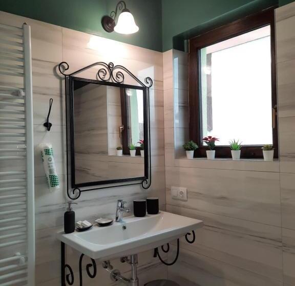 استودیوی لوکس, Korona Panzió