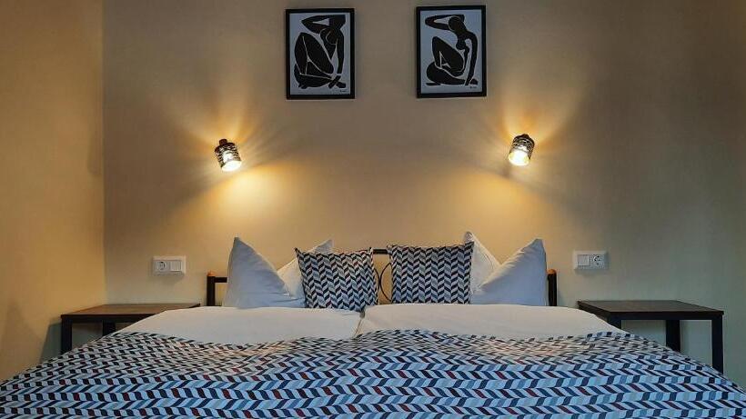 اتاق سوپریور, Korona Panzió