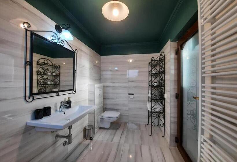 Deluxe Suite King Bed, Korona Panzió