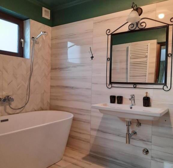 Deluxe Suite King Bed, Korona Panzió