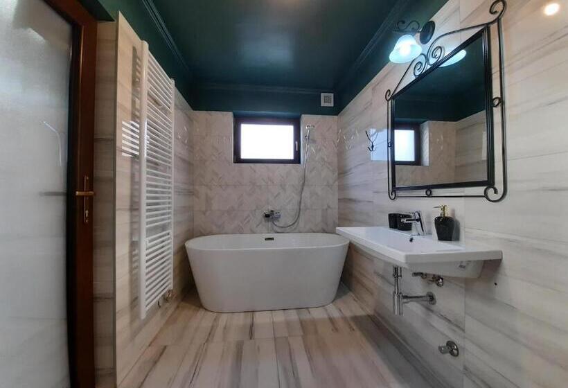 Deluxe Suite King Bed, Korona Panzió