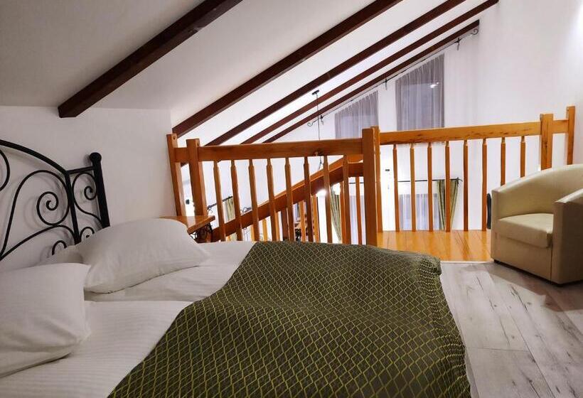 Deluxe Suite King Bed, Korona Panzió