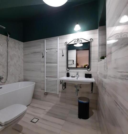 استودیوی لوکس, Korona Panzió