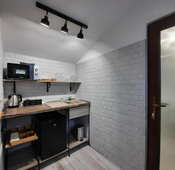 استودیوی لوکس, Korona Panzió